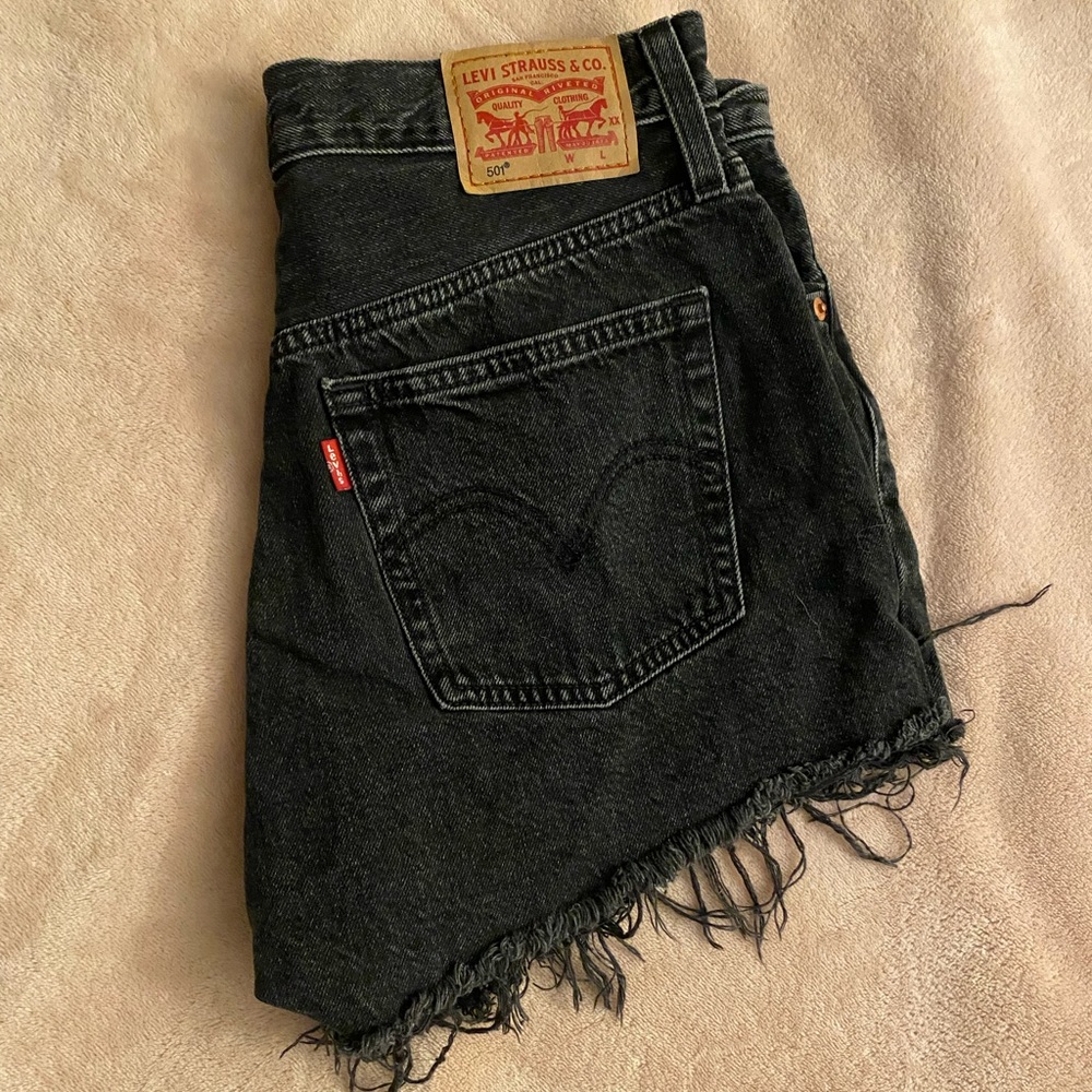 Black Levi’s 501 short